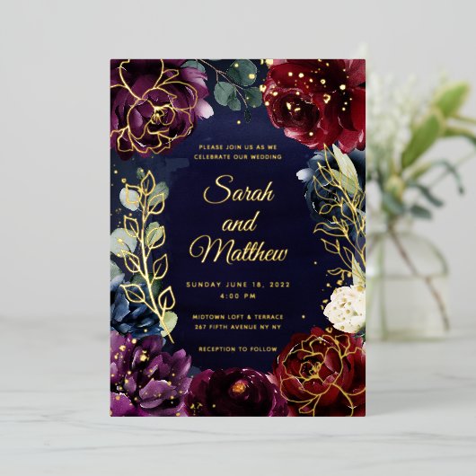 Burgundy Navy Wedding Gold Folie Uitnodiging (Staand Voorkant)