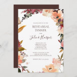 Burgundy Oranje Floral Rehearsal Dinner Invitation Kaart<br><div class="desc">Deze bordeaux oranje bloemenrepetitie dineruitnodiging is ideaal voor uw rustieke boho blush, donkergroen en gouden tuin repetitie diner. Het ontwerp is voorzien van een krans of boeket van minimalistische waterverf perzik, stoffig roos, paarse en lichtroze bloemblaadjes, samen met kopergroen, groengeel en roestkleurig groen. De bloemen in dit ontwerp zijn papaver,...</div>