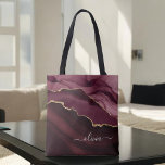 Burgundy Paars Agate Geode Gold Monogram Tote Bag<br><div class="desc">Bourgogne - Paarse en goudvlies Agate Geode Monogram prachtige Elegant Script Name Book Bag. Dit maakt de perfecte zoete 16, 13th, 15th, 16th, 18th, 21th, 30th, 40th, 50th, 60th, 70th, 80th, 90th, 100th verjaardag, bruiloft, vrijgezellenfeest, verjaardag, baby shower, decoratie of bachelorette party cadeau voor iemand haar kamer in een moderne...</div>