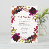 Burgundy Paars Floral 85th Birthday Party Invite Kaart (Staand voorkant)