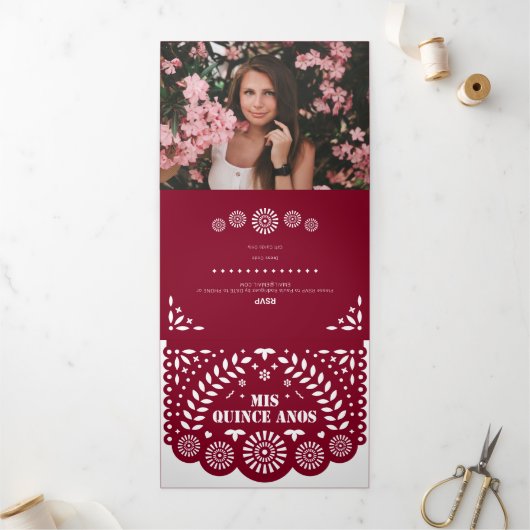 Burgundy Papel Picado Mis Quince Años Drieluik Uitnodiging (Buitenkant)