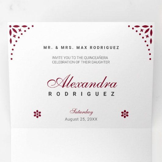 Burgundy Papel Picado Mis Quince Años Drieluik Uitnodiging (Binnenzijde eerst)