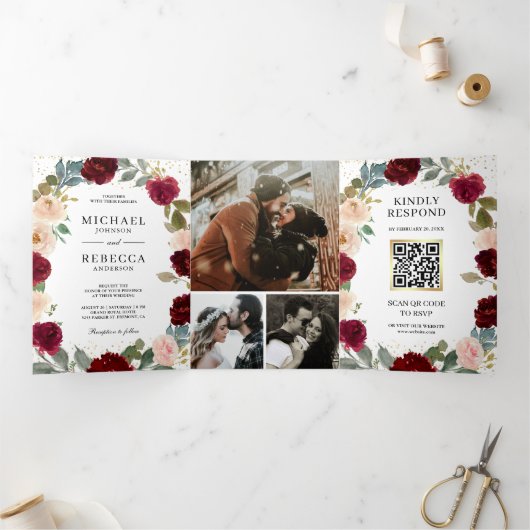 Burgundy Peach Floral in één QR Code Weddenschap Drieluik Uitnodiging (Binnen)