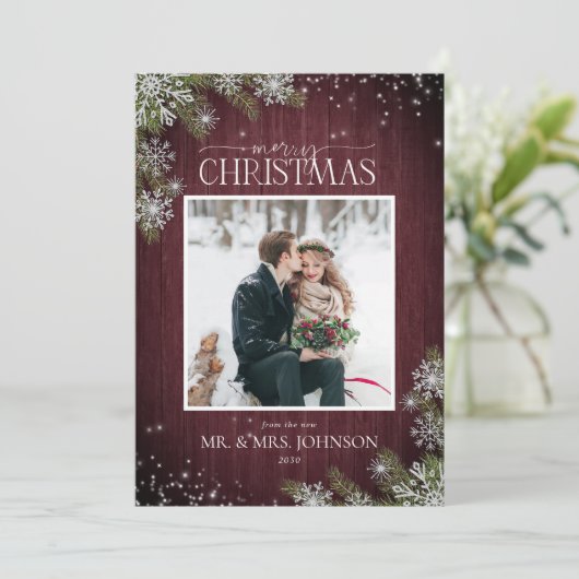Burgundy Pine Foto New Mr & Mrs Kerstmis Aankondiging (Staand voorkant)