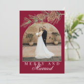 Burgundy Pine Merry & Married Photo Christmas Feestdagenkaart (Staand voorkant)