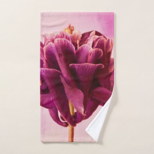 Burgundy Pink Columbine Bad Handdoek (Handdoek)