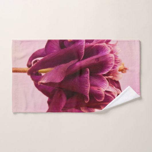 Burgundy Pink Columbine Bad Handdoek (Handdoek)