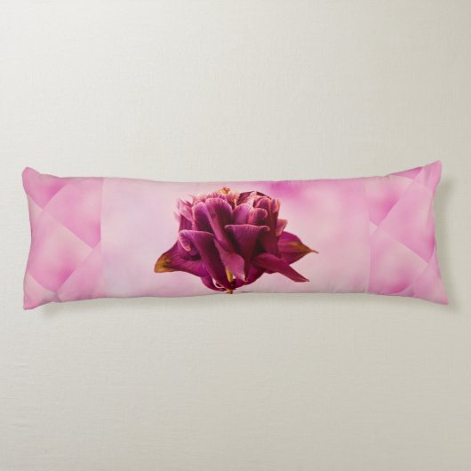 Burgundy Pink Columbine Lichaamskussen (Achterkant)