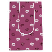 Burgundy Pink Red Glitter White Kisses Lips Medium Cadeauzakje (Achterkant)