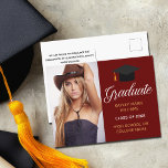 Burgundy Red Afstuderen Foto Chic 2023 Afstuderen Briefkaart<br><div class="desc">Een classy custom photo afstuderen aankondiging briefkaart in chique bordeaux rood en goud voor een middelbare school, hogeschool of universiteit uit de klas van 2022. Pas deze kastanjebruine briefkaarten aan met je schoolnaam en afstudeerklas onder de mooie kalligrafie voor een elegant gepersonaliseerd afstuderen foto briefkaart met je seniorenportret.</div>