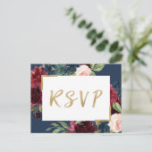 Burgundy Red Blush Floral Navy Blue Wedding RSVP Uitnodiging Briefkaart (Staand voorkant)