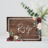 Burgundy Red & Blush Floral Rustic Wood Weddenscha RSVP Kaartje (Staand voorkant)