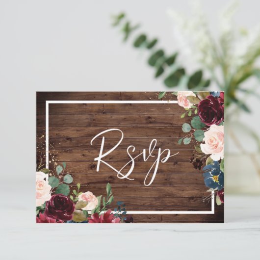 Burgundy Red & Blush Floral Rustic Wood Weddenscha RSVP Kaartje (Staand voorkant)