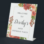 Burgundy Red Coral Pink Rose 90th Birthday Reclamebord Met Voetstuk<br><div class="desc">Zachte bordeauxrode rozen voegen zich met koraalroze rozen aan creëer bij een sierlijk voetstuk van de 90ste herfst Verjaardagsfeestje. De warme herfstkleuren zien er prachtig uit genesteld in rode bessen, rode wilde bloemen en diepgroen gebladerte. De achterkant van de uitnodiging is een lichte bordeaux met een prachtig en dramatisch bloemstuk....</div>