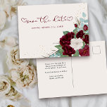 Burgundy Red en Ivory Roos Floral Save the Date Aankondigingskaart<br><div class="desc">Floral sparen het Briefkaart van de Datum om voor om het even welke gelegenheid aan te passen. Het ontwerp heeft rozen in geweerrood en ivoor met gouden confetti, bladeren van bladeren van bladeren van bladeren van bladeren van naaldbomen en eucalyptusbladeren. Sla de datum op met een handschrift met een liefdeshart...</div>