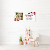 Burgundy Red Floral Afstudeerder Foto Graduparty Spandoek (Insitu)
