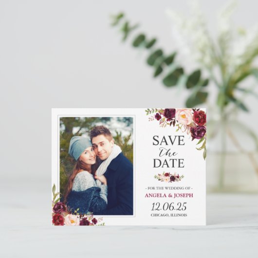 Burgundy Red Floral Chic Save the Date Photo Briefkaart (Staand voorkant)