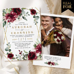 Burgundy Red Floral Geometric Photo Weddenschap Go Folie Uitnodiging<br><div class="desc">Verkrijgbaar in reële folie - kies tussen goud, roos goud of zilver. Borderode rozen, lichtblauwe roze bloemen, eucalyptusgroen en andere soorten bladeren bevinden zich rond het folie lijst van de gouden om een adem te vormen. De namen en de trouwdatum worden ook in de folie gedrukt. De rug kenmerkt een...</div>