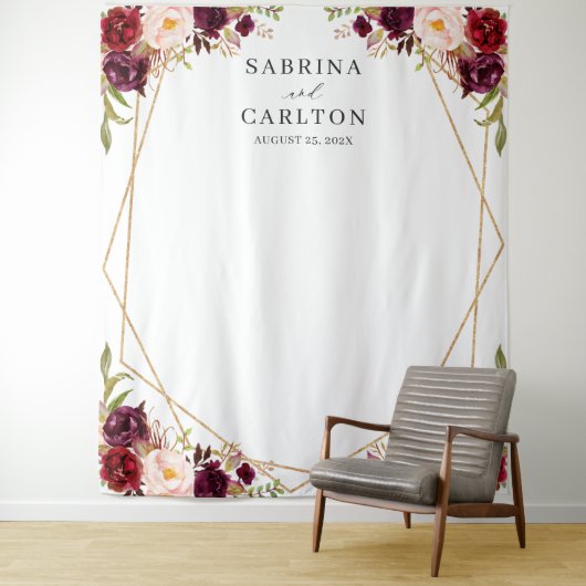 Burgundy Red Floral Geometric Wedding Backdrop Wandkleed (In situ)