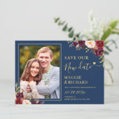 Burgundy Red Floral Navy Blue Weddenschap uitgeste Save The Date (Staand voorkant)