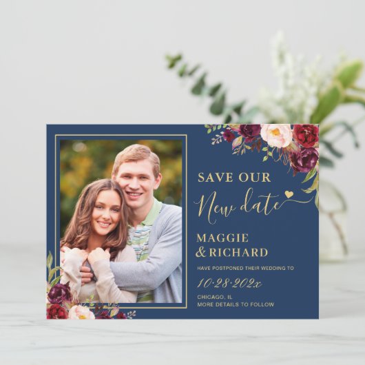 Burgundy Red Floral Navy Blue Weddenschap uitgeste Save The Date (Staand voorkant)