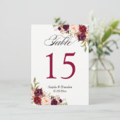Burgundy Red Marsala Floral Wedding Table Number Kaart (Staand voorkant)