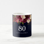 Burgundy Red Navy Blue Floral 80th Birthday Gift Koffiemok<br><div class="desc">Burgundy Red Navy Blue Floral 80th Birthday Gift Geef ons aan je gasten op je 80ste verjaardag Geweldig idee of object om je speciale dag te herinneren</div>