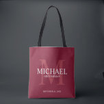 Burgundy Red Persoonlijke Groomsmen Tote Bag<br><div class="desc">Voeg een persoonlijk tintje toe aan uw bruiloft met gepersonaliseerde groomsmen canvas tas. Deze tas heeft gepersonaliseerde groomsman's naam met titel en trouwdatum in wit en monogram in licht bordeaux rood als achtergrond, in klassieke serif lettertype stijl, op bordeaux rode achtergrond. Ook perfect voor beste man, vader van de bruid,...</div>