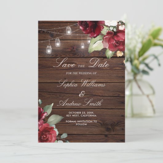 Burgundy Red Rose Rustic Wood SAVE the Date Kaart (Staand voorkant)