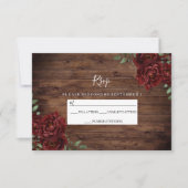 Burgundy Red Rose Rustic Wood Weddenschap RSVP (Voorkant)
