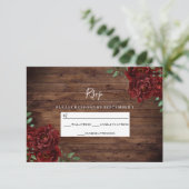 Burgundy Red Rose Rustic Wood Weddenschap RSVP Kaartje (Staand voorkant)