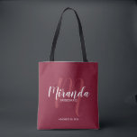 Burgundy Red Script - Aangepaste bridesmaïden Tote Bag<br><div class="desc">Voeg een persoonlijk tintje toe aan uw bruiloft met gepersonaliseerde bruidsmeisjes cadeau canvas tas. Deze canvas tas heeft een gepersonaliseerde bruidsmeisje naam in wit modern script lettertype stijl en monogram in licht rood modern script lettertype stijl als achtergrond met titel en trouwdatum in wit modern sans serif lettertype stijl op...</div>