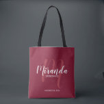 Burgundy Red Script - Aangepaste bridesmaïden Tote Bag<br><div class="desc">Voeg een persoonlijk tintje toe aan uw bruiloft met gepersonaliseerde bruidsmeisjes cadeau canvas tas. Deze canvas tas heeft een gepersonaliseerde bruidsmeisje naam in wit modern script lettertype stijl en monogram in licht rood modern script lettertype stijl als achtergrond met titel en trouwdatum in wit modern sans serif lettertype stijl op...</div>