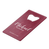 Burgundy Red Script - Aangepaste Groomsmen Creditkaart Flessenopener (Voorkant Gekanteld)
