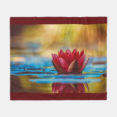Burgundy Red Water Lily Reflection Fleece Deken (Voorkant (Horizontaal))