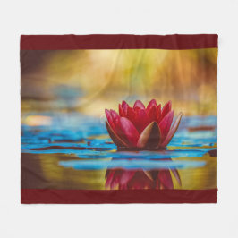 Burgundy Red Water Lily Reflection Fleece Deken