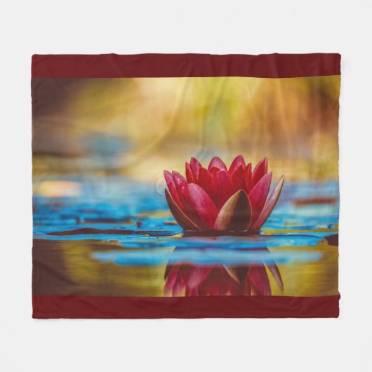 Burgundy Red Water Lily Reflection Fleece Deken (Voorkant (Horizontaal))