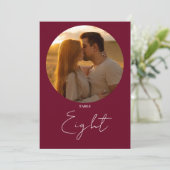 Burgundy Rood Modern Minimalistisch Script Tafelnu Kaart (Staand voorkant)