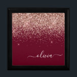 Burgundy Roos Gold Blush Pink Glitter Monogram Cadeaudoosje<br><div class="desc">Bourgogne en Roos Gold Blush Pink Sparkle Glitter script Name Jewelry Keepomwille Box. Dit maakt het perfecte afstuderen,  de verjaardag,  de bruiloft,  het vrijgezellenfeest,  de verjaardag,  het baby shower of het bachelorette feest cadeau voor iemand die van glam luxe en chic stijlen houdt.</div>