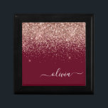 Burgundy Roos Gold Blush Pink Glitter Monogram Cadeaudoosje<br><div class="desc">Roos Gold - Blush roze en Burgundy Sparkle Glitter Script Monogram Name Jewelry Keepomwille Box. Dit maakt het perfecte afstuderen,  de verjaardag,  de bruiloft,  het vrijgezellenfeest,  de verjaardag,  het baby shower of het bachelorette feest cadeau voor iemand die van glam luxe en chic stijlen houdt.</div>