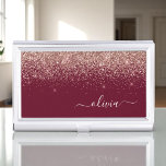 Burgundy Roos Gold Blush Pink Glitter Monogram Visitekaarthouder<br><div class="desc">Bourgogne en Roos Gold - Blush Pink Sparkle Glitter Script Monogram Naam visitekaarthouder. Dit maakt het perfecte zoete 16-jarige verjaardagscadeau,  bruiloft,  vrijgezellenfeest,  jubileum,  baby shower of vrijgezellenfeest voor iemand die van glamoureuze luxe en chique stijlen houdt.</div>