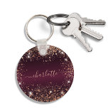 Burgundy roos gold glitter name script sleutelhanger<br><div class="desc">Een glanzende faux die metallisch uitzien achtergrondkleur. Gedecorreerd met roos goudfaux glitter stof. Pas een naam aan en voeg deze toe. De naam wordt geschreven met een modern handgeschreven stijlmanuscript met swashes. Om de spoelbeurten te houden schrap slechts de steekproefnaam, verlaat de ruimten of emoji's voor en na de naam....</div>