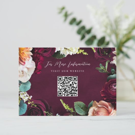 Burgundy Roos Ranunculus Wedding QR Code Informatiekaartje (Staand voorkant)