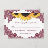 Burgundy Rustic Chic Lace Sunflower Wedding RSVP Kaartje (Voorkant / Achterkant)