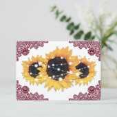 Burgundy Rustic Chic Lace Sunflower Wedding RSVP Kaartje (Staand voorkant)