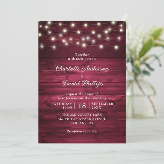 Burgundy Rustic Wood String Lights Wedding Kaart (Staand voorkant)
