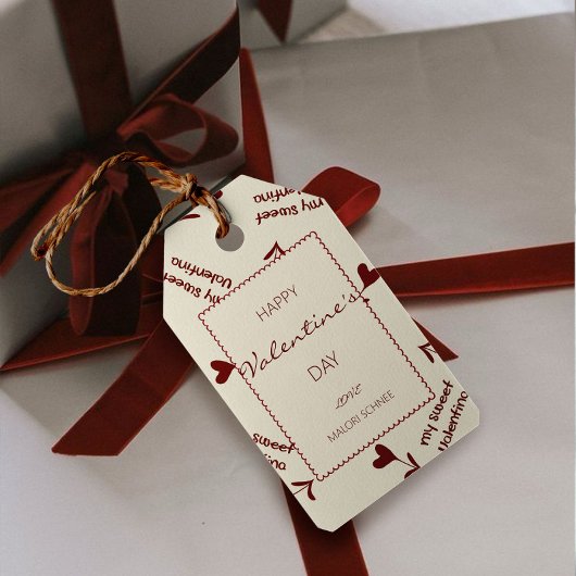 Burgundy Script Hearts on Cream– Valentine Pattern Cadeaulabel