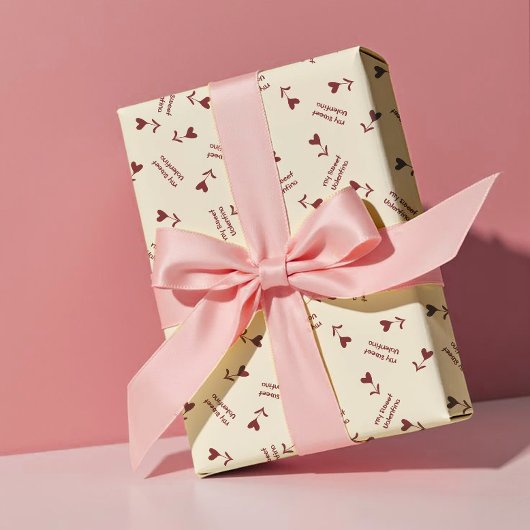 Burgundy Script Hearts on Cream– Valentine Pattern Cadeaupapier