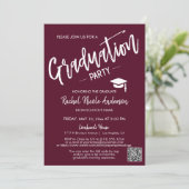 Burgundy Script QR Code Foto Graduparty Kaart (Staand voorkant)