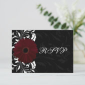 Burgundy Scroll Gerbera Daisy w/Black RSVP Kaartje (Staand voorkant)